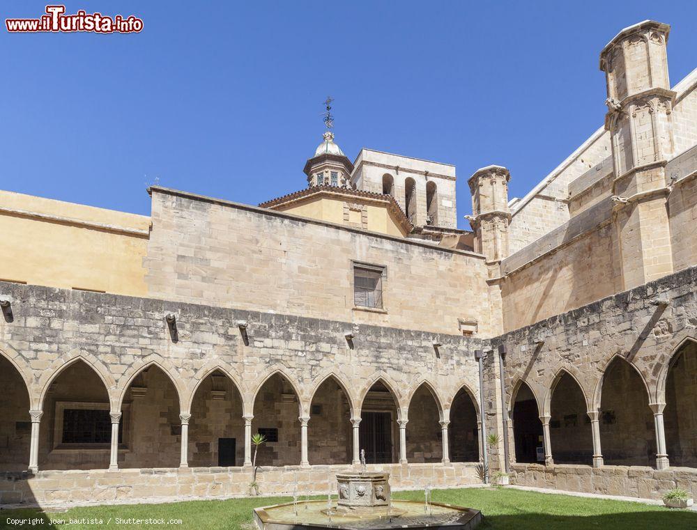 Immagine Uno scorcio della cattedrale di Santa Maria di Tortosa e del chiostro, Spagna. Il chiostro custodisce una bella pala d'altare policroma del XIV° secolo - © joan_bautista / Shutterstock.com