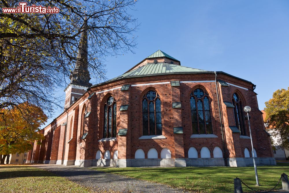 Immagine Uno scorcio della cattedrale di Vasteras in una giornata di sole, Svezia. In questo edificio religioso dai mattoni rossi è sepolto Erik XIV°, nato nel 1533 e morto nel 1577, secondo alcune fonti avvelenato da una zuppa di piselli. 