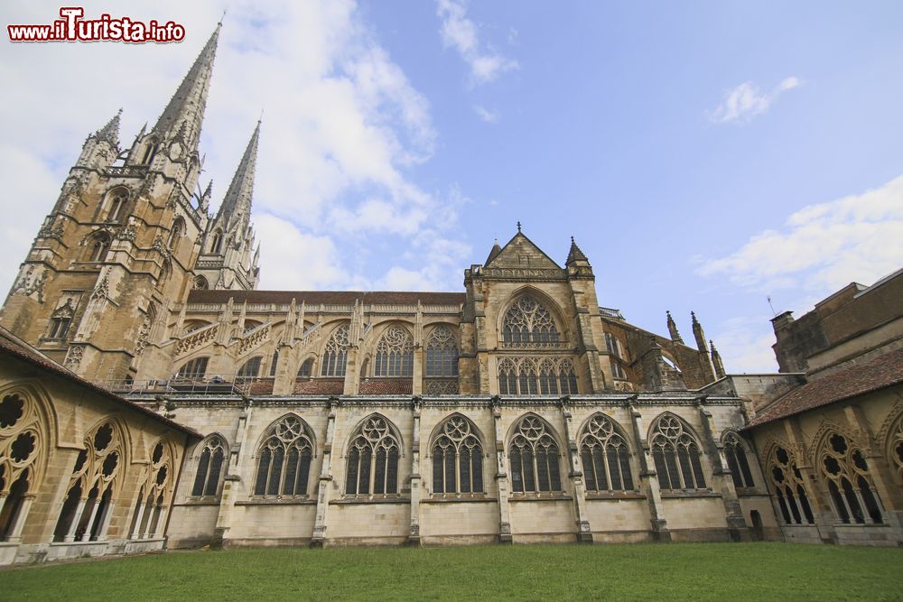 Immagine Uno scorcio della cattedrale gotica di Santa Maria con il chiostro a Bayonne (Francia).