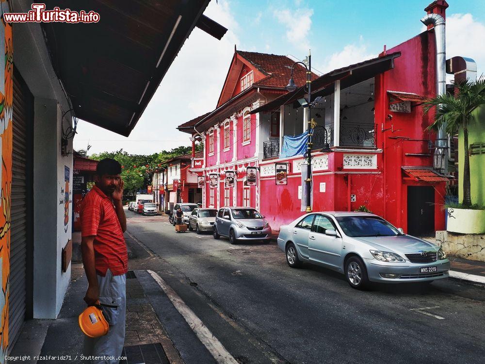 Immagine Uno scorcio della celebre Casa Rossa nel distretto degli affari a Johor Bahru, Malesia. Questo edificio ospita eventi artistici e culturali - © rizalfaridz71 / Shutterstock.com