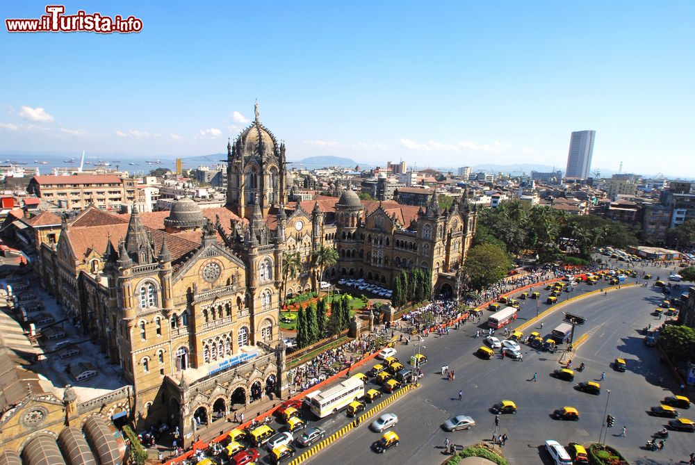 Immagine Uno scorcio della Chatrapati Shivaji Terminus di Mumbai, India, vista dall'alto. Costruito nel 1888, l'edificio è in stile neogotico-vittoriano con una fusione di elementi indiani e veneziani. Il lavoro venne ultimato dieci anni più tardi in onore della regina Vittoria, allora regnante.