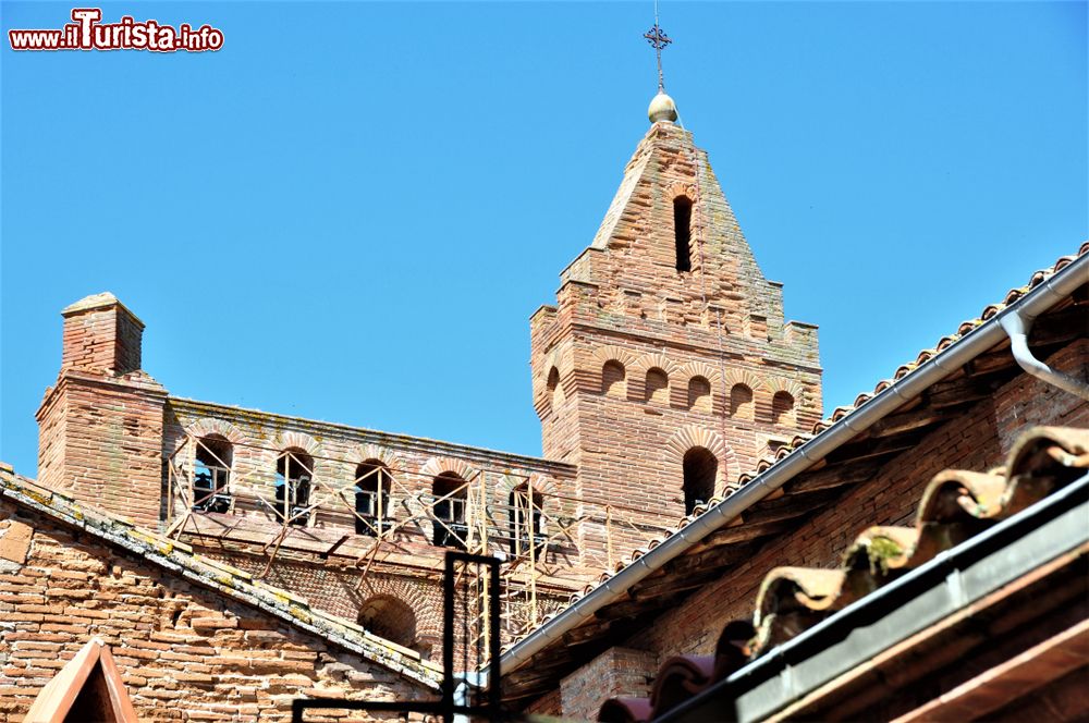 Immagine Uno scorcio della chiesa di Auterive, Francia: il campanile a muro di Saint Paul.