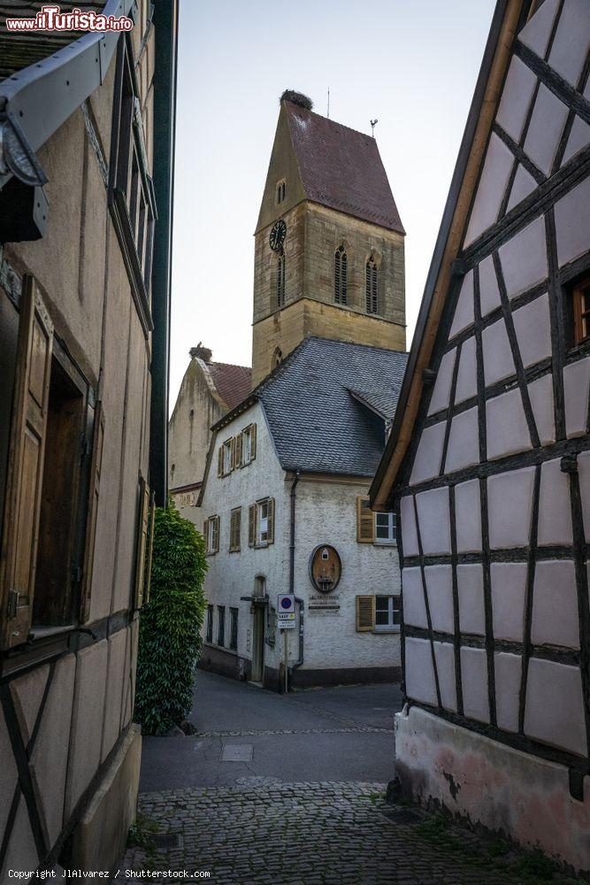 Immagine Uno scorcio della chiesa di Eguisheim vista da una stradina con case a graticcio, Alsazia (Francia) - © JlAlvarez / Shutterstock.com
