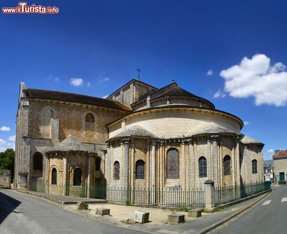 Immagine Uno scorcio della chiesa di Saint-Hilaire-Grand a Poitiers, Francia. Tappa del Cammino di Santiago di Compostela lungo la Via Turonensis, questa chiesa è patrimonio dell'umanità dell'Unesco.