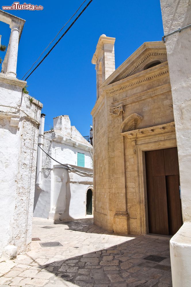 Immagine Uno scorcio della chiesa di San Demetrio a Ceglie Messapica, Puglia. L'attuale edificio risale al XIX° secolo anche se il tetto e il campanile sono stati ricostruiti fra il 2011 e il 2013 in seguito a un restauro.