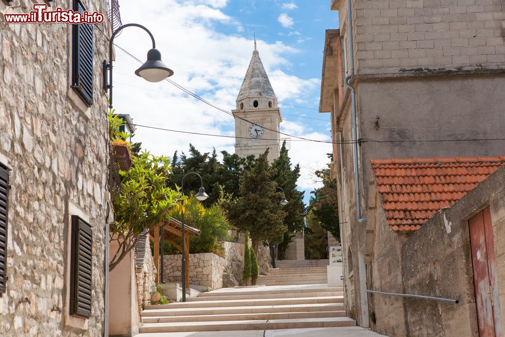 Immagine Uno scorcio della chiesa di San Giorgio a Primosten, Croazia, vista da una stradina. Costruita sul punto più alto di quella che un tempo era un'isola, questa chiesetta domina il paese.
