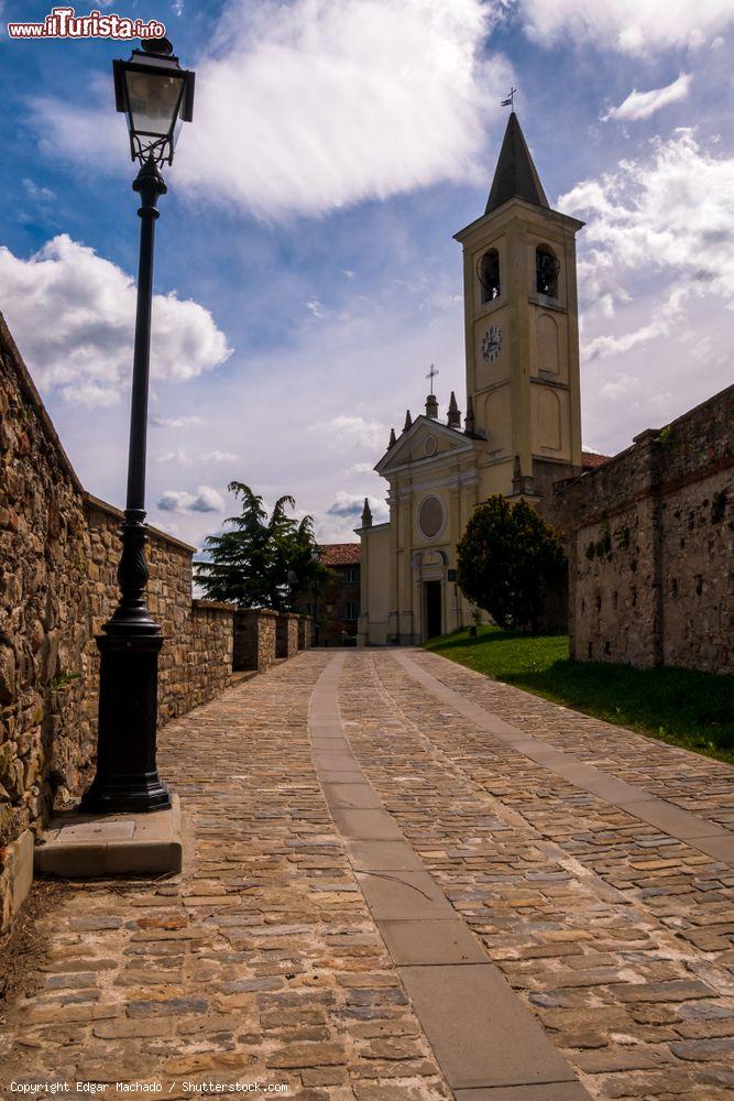 Immagine Uno scorcio della chiesa di San Giovanni Battista a Sale San Giovanni, Cuneo, Piemonte. Costruita nel 1786, è interamente affrescata e al suo interno opsita un organo a canne monumentale del XIX° secolo - © Edgar Machado / Shutterstock.com