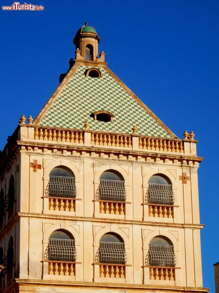 Immagine Uno scorcio della chiesa di San Pietro a Marsala, Sicilia. Oggi chiusa al culto, la chiesa ha facciata principale che risale al 1569 ed è dominata da un ampio rosone a raggiera di balaustrine.