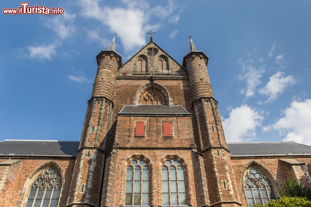 Immagine Uno scorcio della chiesa di San Pietro nel centro di Leiden, Olanda. Venne fondata nel 1211 come cappella del conte locale e dedicata ai santi apostoli Pietro e Paolo. Oggi sconsacrato, questo edificio è in attesa di ristrutturazioni. 