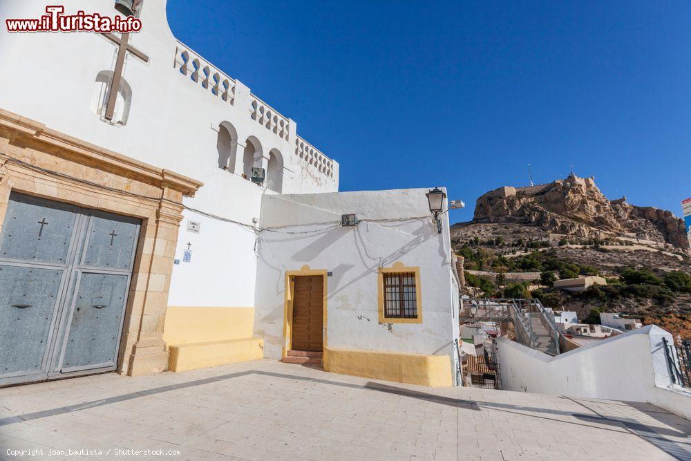 Immagine Uno scorcio della chiesa di Santa Cruz a Alicante, Spagna. Si trova in Calle Diputado Auset ed è fra i più importanti edifici religiosi della città - © joan_bautista / Shutterstock.com