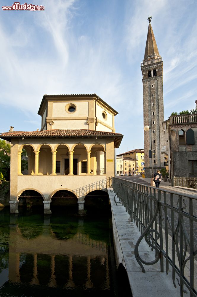 Immagine Uno scorcio della chiesa di Santa Maria della Pietà a Sacile, Friuli Venezia Giulia. Nel corso dei secoli è stata più volte sottoposta a interventi di restauro e rifacimento. Sullo sfondo, la torre campanaria della cattedrale di San Nicola.