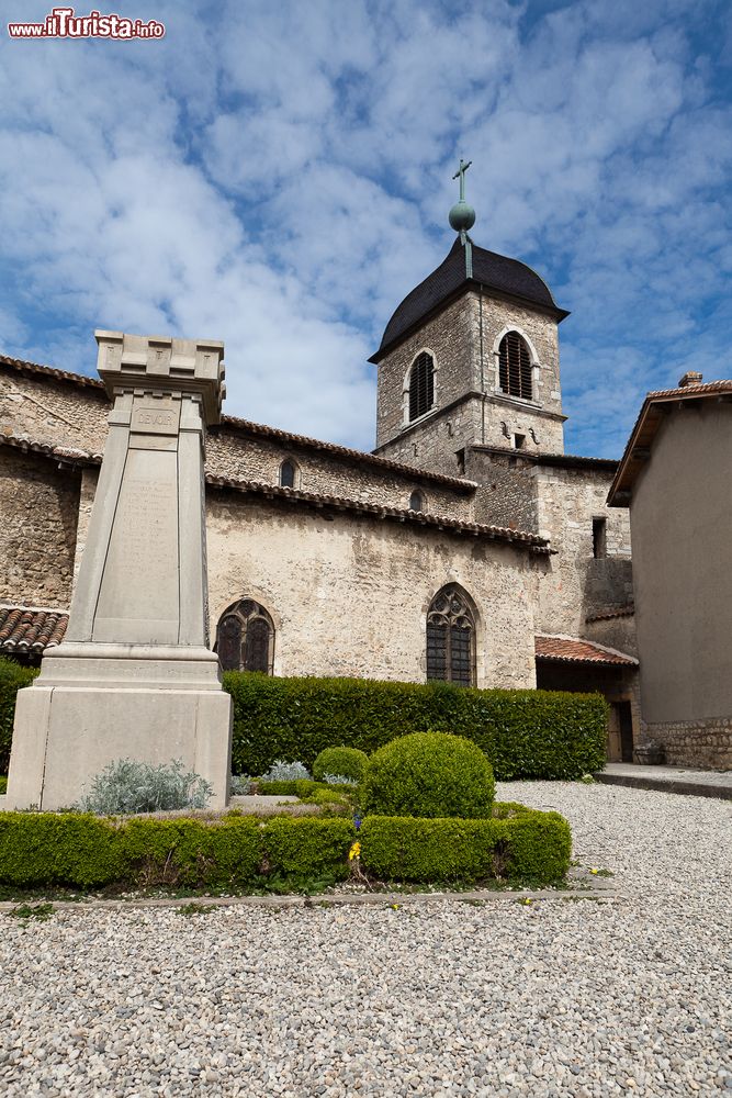 Immagine Uno scorcio della chiesa di Santa Maria Maddalena di Perouges, Francia.