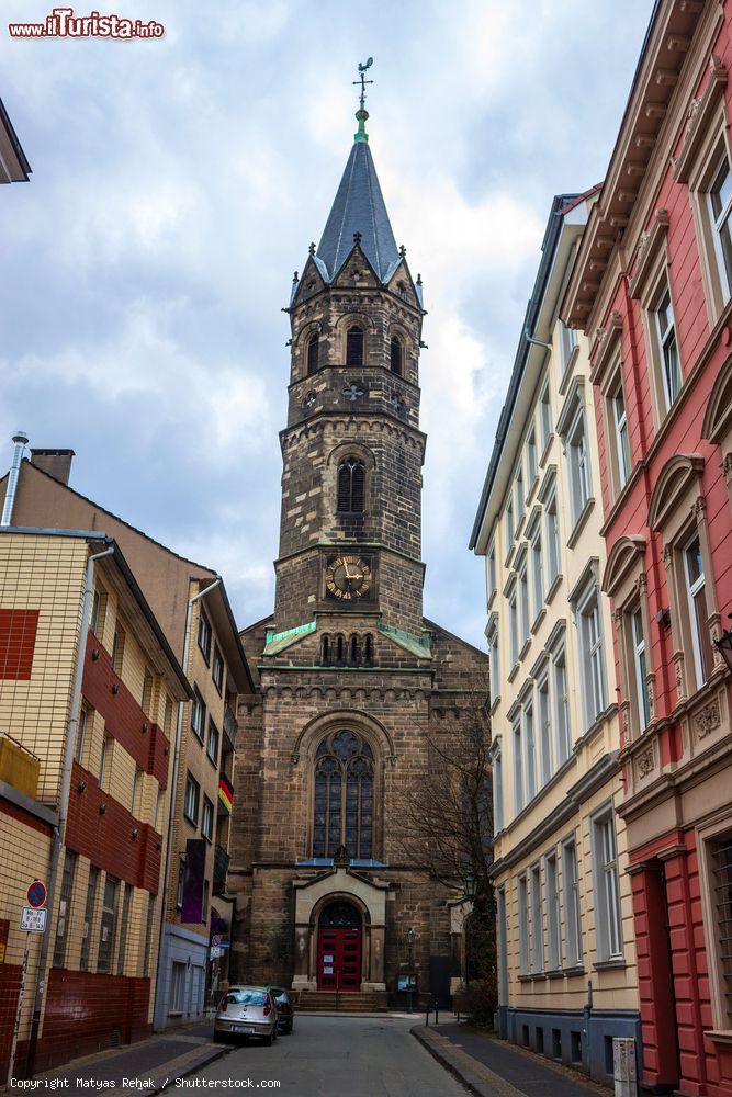 Immagine Uno scorcio della chiesa di Santa Sofia a Wuppertal, Germania. L'aspetto austero di questo edificio religioso in stile gotico è dominato dalla torre campanaria su cui si trova anche l'orologio  - © Matyas Rehak / Shutterstock.com
