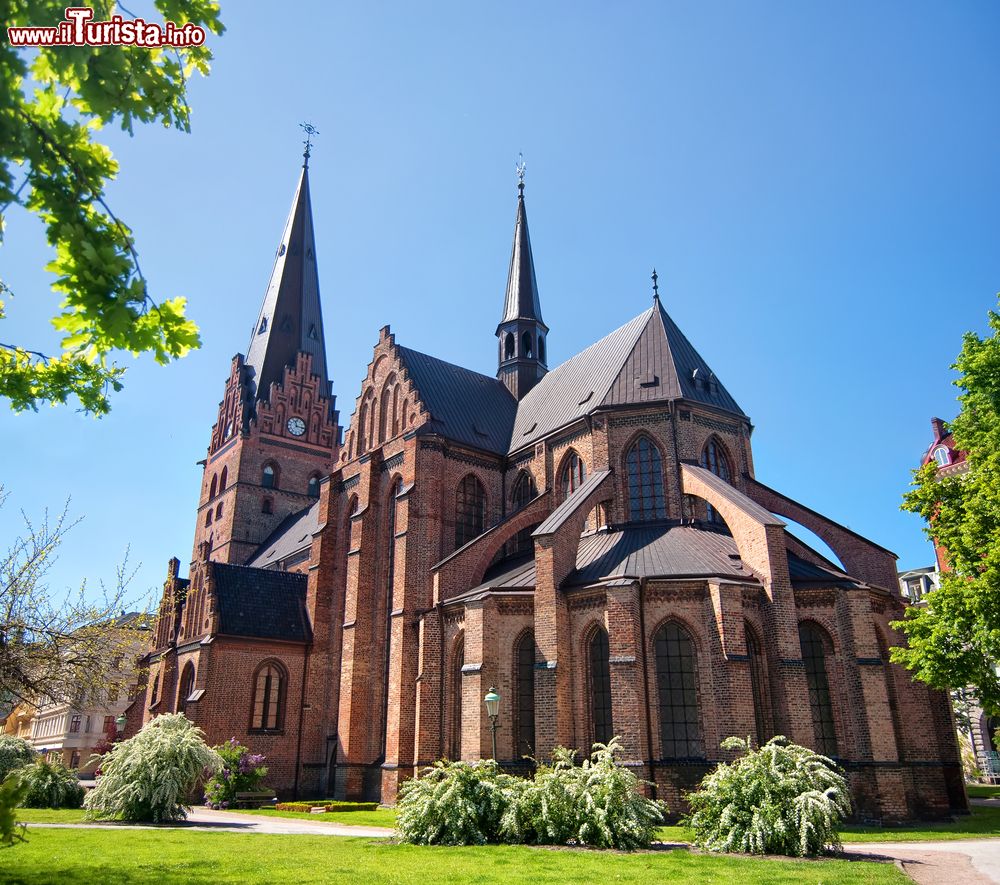 Immagine Uno scorcio della chiesa medievale di San Pietro nella cittadina svedese di Malmo. In stile gotico, si presenta con una torre alta 105 metri.