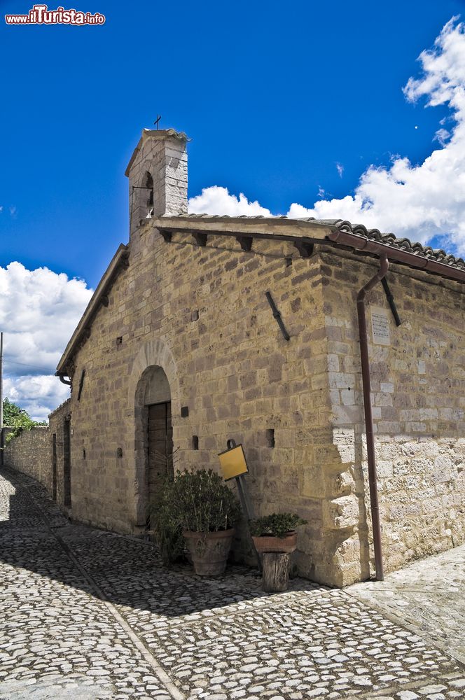 Immagine Uno scorcio della chiesetta di Santa Lucia a Montefalco, Umbria. Costruita nel XII° secolo, questa graziosa chiesetta è una delle più antiche conservate nel borgo in provincia di Perugia. E' immersa in un'area caratterizzata da vicoli e passaggi tipicamente di impronta medievale.