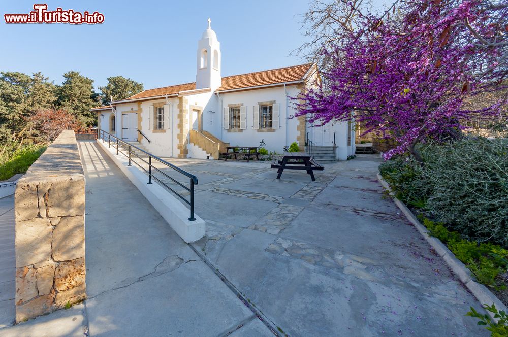 Immagine Uno scorcio della chiesetta di Sant'Andrea a Kyrenia, isola di Cipro. Questa graziosa chiesetta anglicana è immersa in un suggestivo paesaggio naturale.