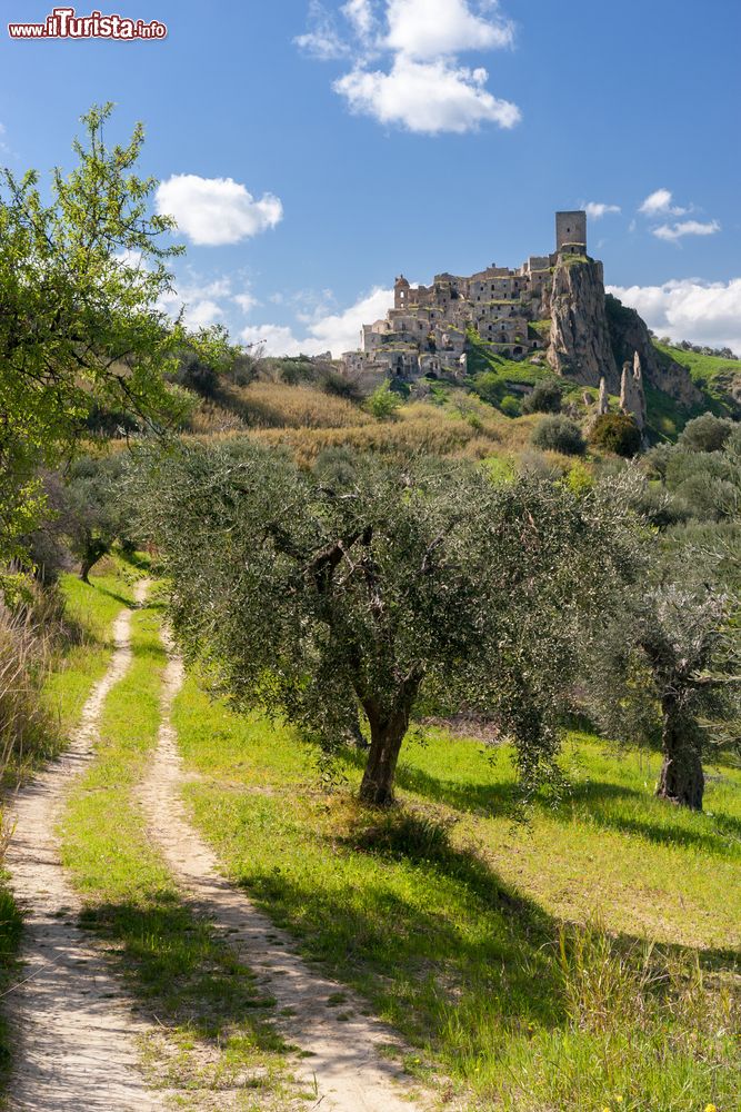 Immagine Uno scorcio della città abbandonata di Craco, Matera, Basilicata. Il territorio di questa località a 50 km da Matera è sempre stato interessato da un complesso franoso: la collina è infatti formata da argille variegate fortemente predisposte al dissesto idrogeologico.