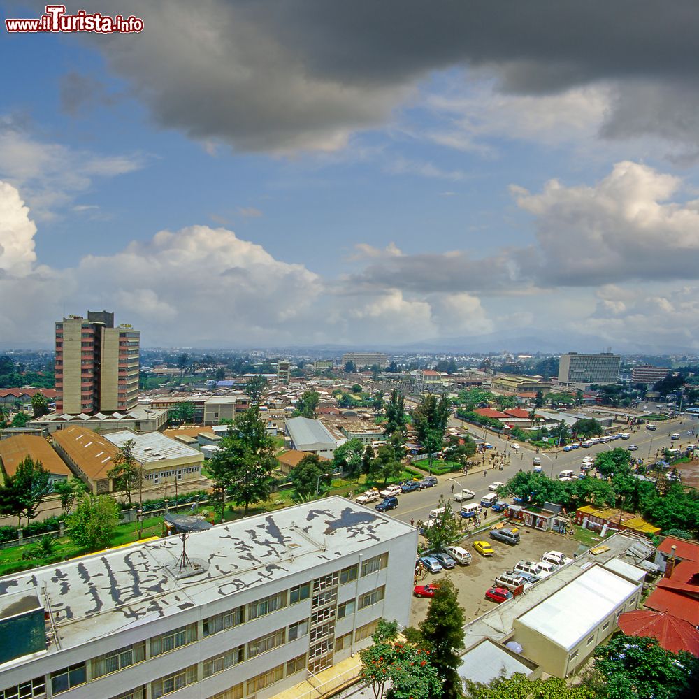 Immagine Uno scorcio della città di Addis Abeba con edifici e strade (Etiopia).