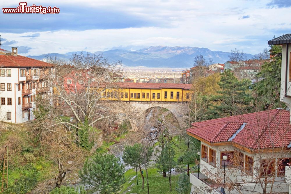 Immagine Uno scorcio della città di Bursa, Turchia. Sullo sfondo lo storico ponte di Irgandi.