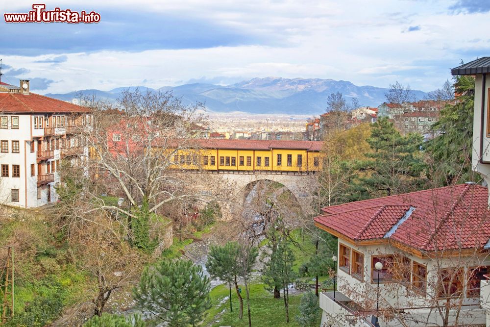 Immagine Uno scorcio della città di Bursa, Turchia. Sullo sfondo lo storico ponte di Irgandi.