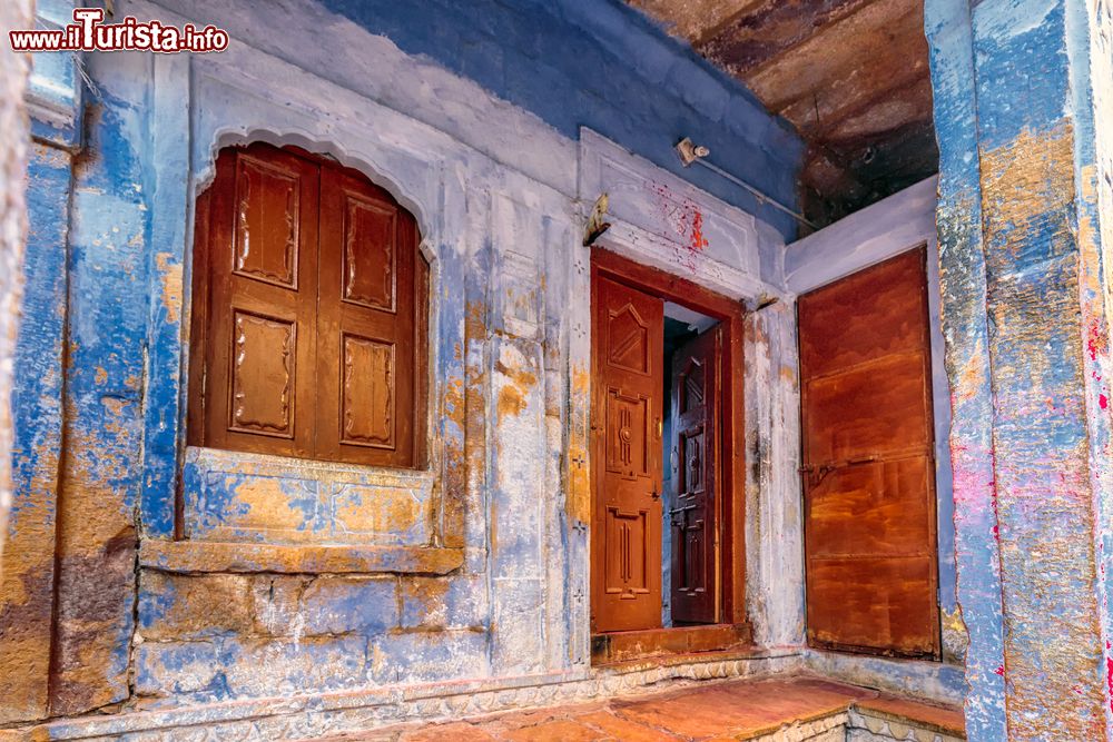 Immagine Uno scorcio della città di Jaisalmer, India, con porte antiche e decorazioni murali.