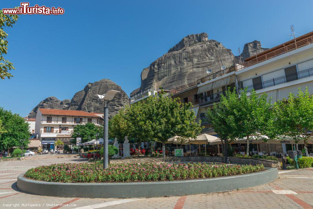 Immagine Uno scorcio della città di Kalambaka, Grecia. Sullo sfondo, le montagne di Meteora, sito turistico svelato ai viaggiatori grazie a un film di 007 con Roger Moore - © Multipedia / Shutterstock.com