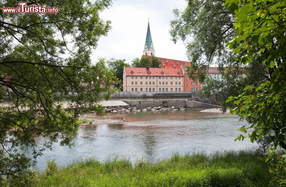 Immagine Uno scorcio della città di Kempten e del fiume Iller attraverso le fronde degli alberi, Germania.