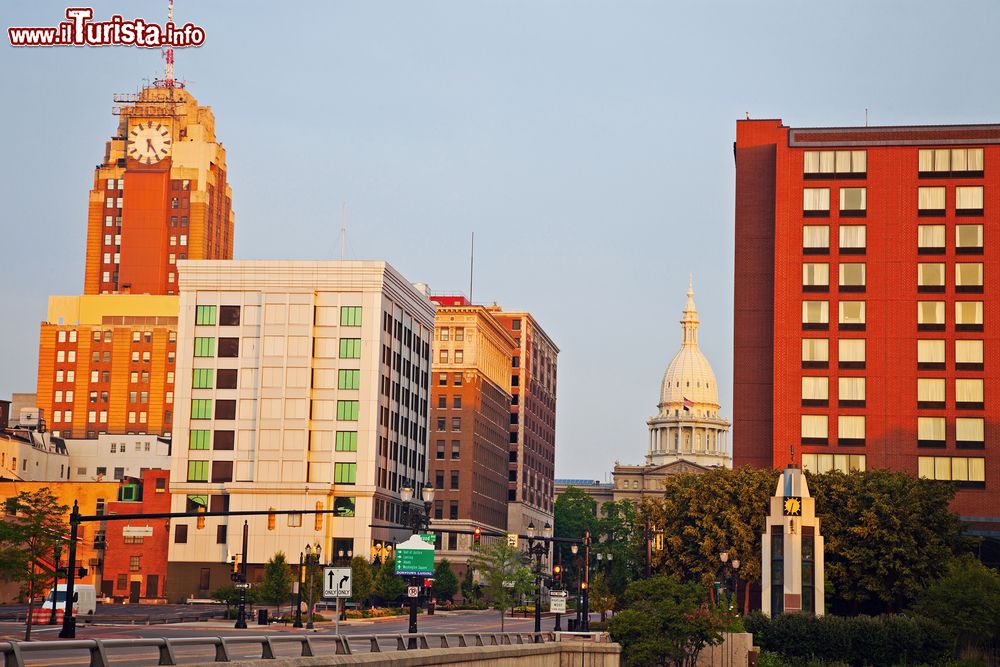 Immagine Uno scorcio della città di Lansing, Michigan, al tramonto. Capitale dello stato americano del Michigan, il suo territorio si sviluppa per la maggior parte nella contea di Ingham.