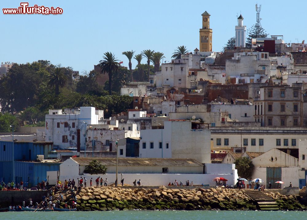 Immagine Uno scorcio della città di Larache, nord del Marocco. La storia di questo luogo nasce dalla presenza del grande fiume Oued Loukkos che, prima di sfociare nelle acque dell'Oceano Atlantico, disegna dei meandri lungo cui si adagia il centro storico di Larache.