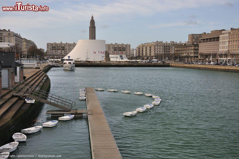 Immagine Uno scorcio della città di Le Havre, Normandia, con barche e il centro Vulcano (Francia). Opera dell'architetto brasiliano Oscar Niemeyer, questo spazio culturale risale al 1982. La forma è quella di una vela di cemento dipinta di bianco - © vyskoczilova / Shutterstock.com