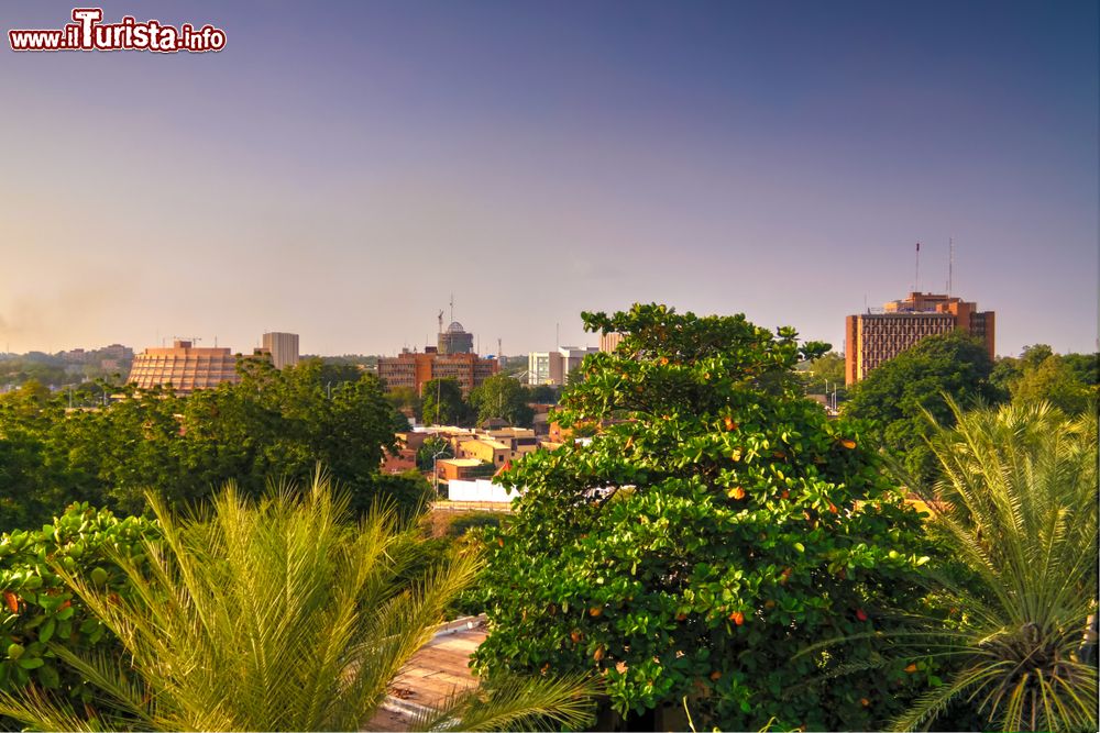 Immagine Uno scorcio della città di Niamey, Niger, al tramonto (Africa).