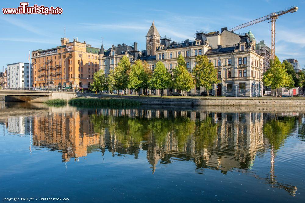 Immagine Uno scorcio della città di Norrkoping con il fiume Motala in una giornata di settembre, Svezia - © Rolf_52 / Shutterstock.com