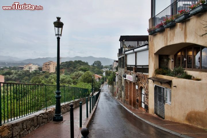 Immagine Uno scorcio della città di Porto-Vecchio, Corsica, in una giornata di pioggia.