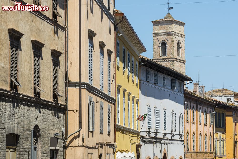 Immagine Uno scorcio della città di Tolentino, Marche, fotografata al mattino. Il centro storico di questa località della provincia di Macerata custodisce un pregevole patrimonio artistico-culturale.