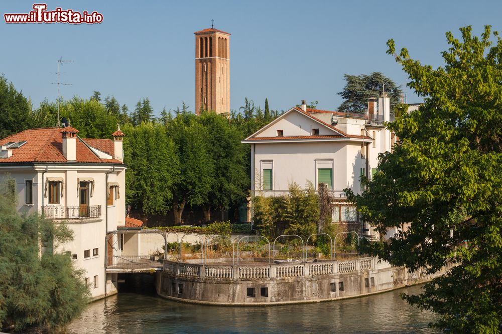 Immagine Uno scorcio della città di Treviso, Veneto. Le eleganti dimore che si affacciano sui canali raccontano lo stretto legame fra la cittadina veneta e le sue acque.