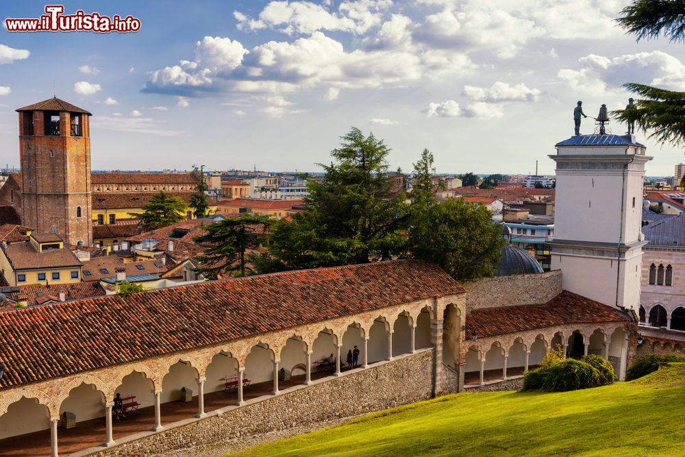 Immagine Uno scorcio della città di Udine vista dal castello, Friuli Venezia Giulia. La città sorge intorno a un colle isolato fatto edificare, secondo la leggenda, da Attila per ammirare dall'alto l'incendio che lui stesso provocò a Aquileia. In realtà il colle è formato da rocce conglomeratiche antiche più di 100 mila anni.