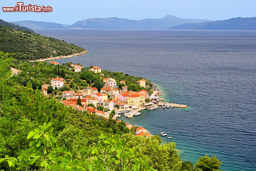 Immagine Uno scorcio della città di Valun, isola di Cres, Croazia. Pittoresco borgo di pescatori e contadini, Valun è situata fra due spiagge a sud di Cres. E' una famosa destinazione gastronomica per via dei suoi tipici e gustosi piatti a base di pesce.