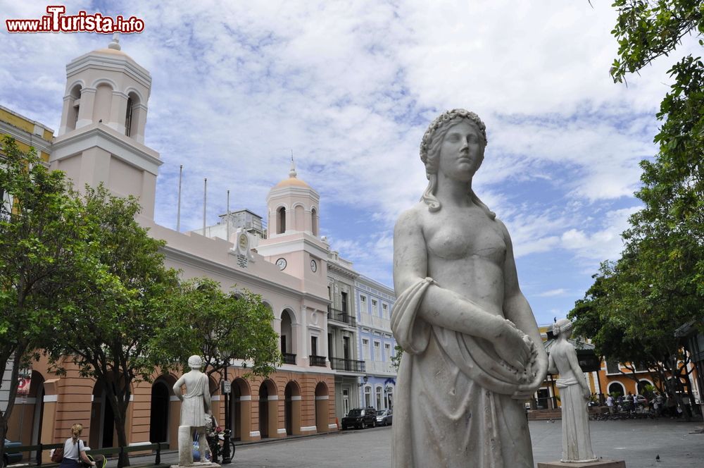 Immagine Uno scorcio della città vecchia di San Juan, Porto Rico. Fondata dai coloni spagnoli nel 1521, è la più antica cittadina dell'isola. Il centro storico è caratterizzato da strette viuzze in pavé e da edifici coloniali.