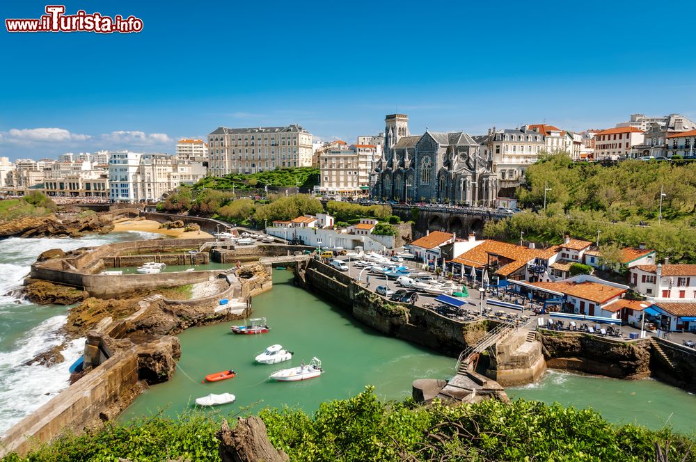 Immagine Uno scorcio della cittadina basca di Biarritz, Francia. E' considerata una delle più belle cittadine francesi nella regione dell'Aquitania.