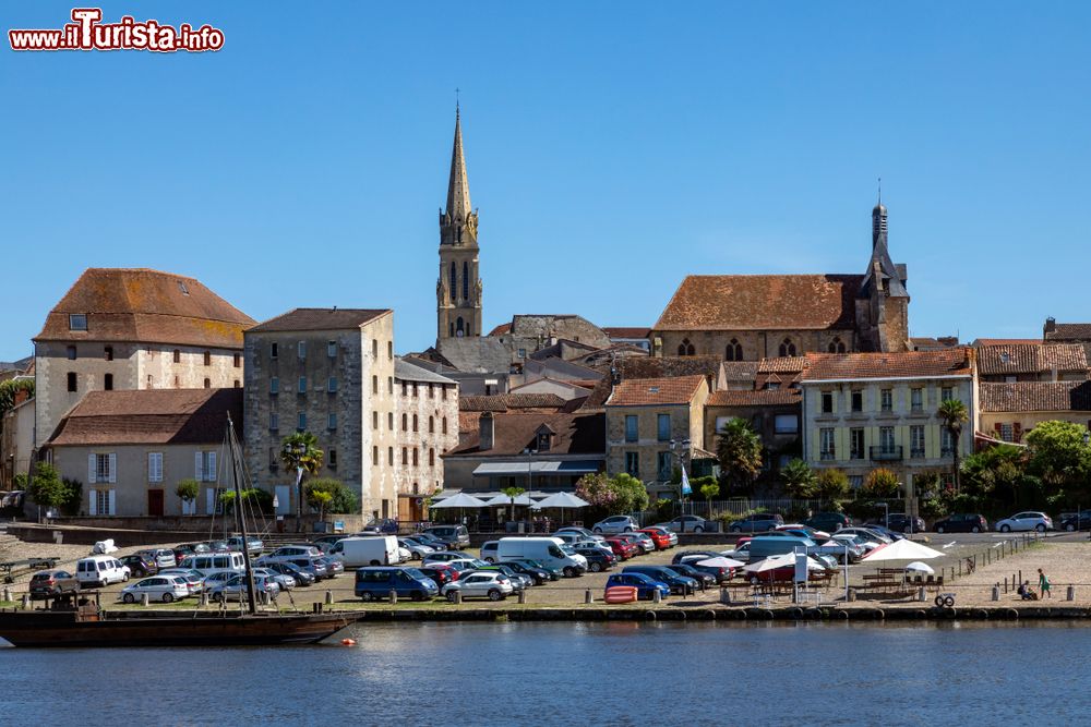 Immagine Uno scorcio della cittadina di Bergerac sulle rive del fiume Dordogna, Nuova Aquitania (Francia). Dal porto partono numerose imbarcazioni che permettono di fare escursioni lungo il fiume.