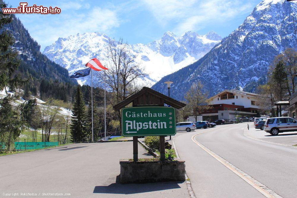 Immagine Uno scorcio della cittadina di Brand, distretto di Bludenz (Austria), con le Alpi innevate. La fotografia è stata scattata dalla strada principale, Gufer Street - © RukiMedia / Shutterstock.com