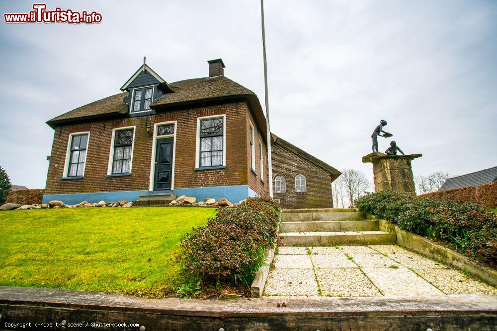 Immagine Uno scorcio della cittadina di Giethoorn, regione di Overijssel, Olanda. Questa località è nota come la Piccola Venezia o la Venezia dell'Olanda: è infatti famosa per i canali solcati da numerose barche - © b-hide the scene / Shutterstock.com