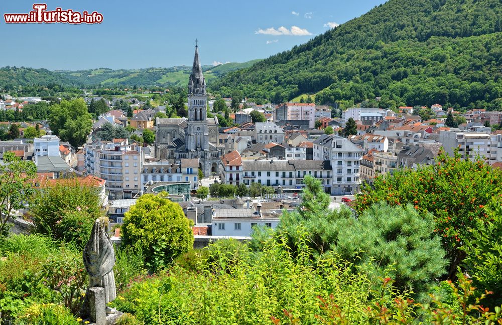 Immagine Uno scorcio della cittadina di Lourdes nei Pirenei francesi. Questa località non è celebre solo per il santuario cattolico ma anche per la sua storia e l'architettura.