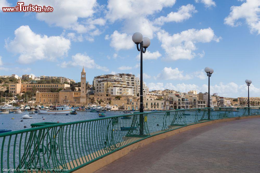 Immagine Uno scorcio della cittadina di Marsascala vista dalla passeggiata lungomare (isola di Malta) - © Yassmin Photo / Shutterstock.com