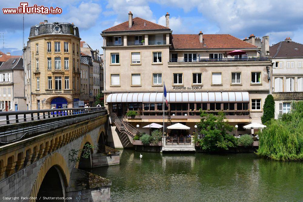 Immagine Uno scorcio della cittadina di Metz in estate, Francia. Capoluogo della Lorena, da sempre incrocio di vie commerciali dal sud al nord dell'Europa, Metz ha antiche origini pre-romane - © Pack-Shot / Shutterstock.com