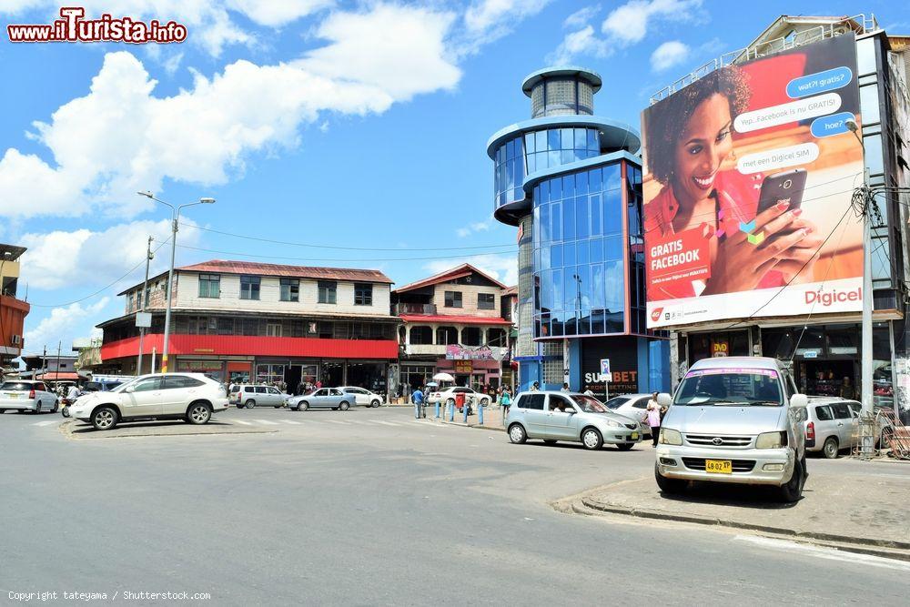 Immagine Uno scorcio della cittadina di Paramaribo, capitale del Suriname. Dal 2002 il centro storico è stato dichiarato patrimonio mondiale dell'umanità - © tateyama / Shutterstock.com