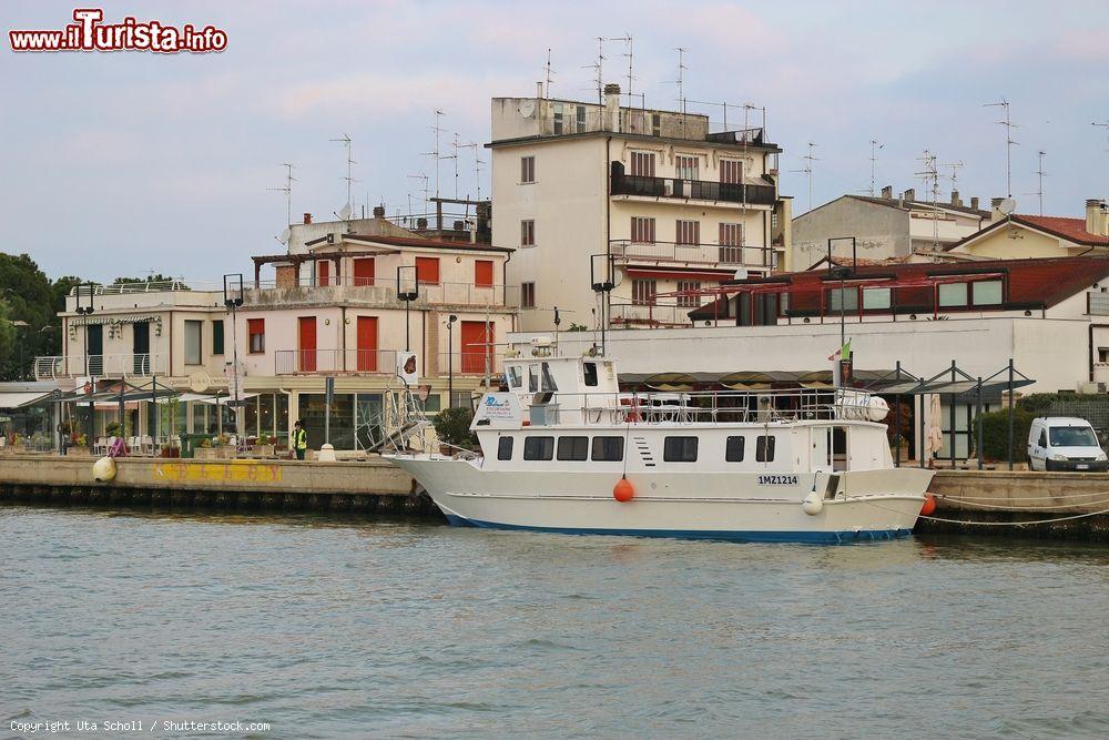 Immagine Uno scorcio della cittadina di Porto Garibaldi. Siamo nei Lidi Ferraresi, comune di Comacchio  - © Uta Scholl / Shutterstock.com