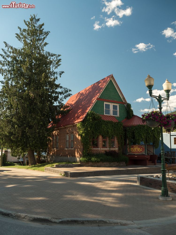 Immagine Uno scorcio della cittadina di Revelstoke (Canada) con una tipica casa colorata.