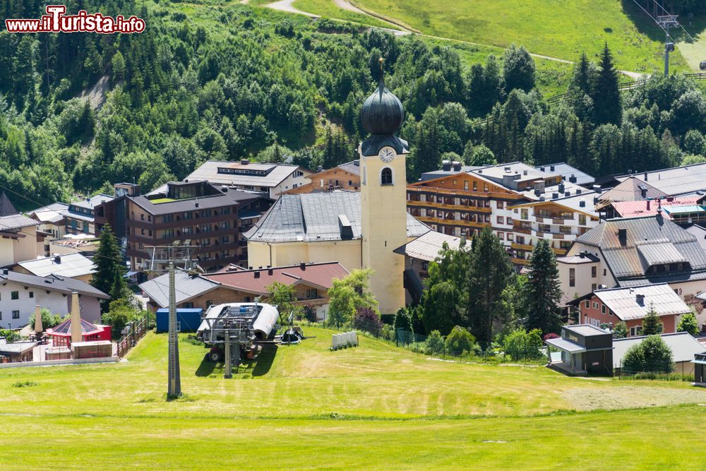Immagine Uno scorcio della cittadina di Saalbach, Austria, con la chiesa al centro. Il paese sorge in una valle nella regione del Pinzgau orientata verso ovest-est.