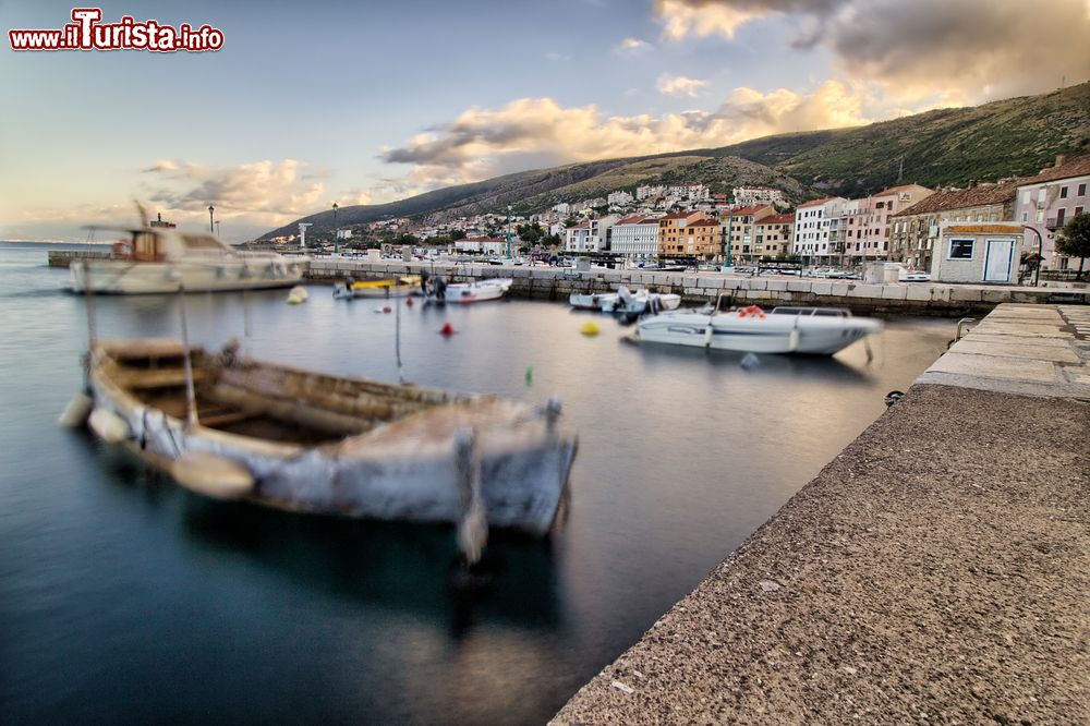 Immagine Uno scorcio della cittadina di Senj (Croazia) e del suo porto. E' situata lungo il canale della Morlacca.